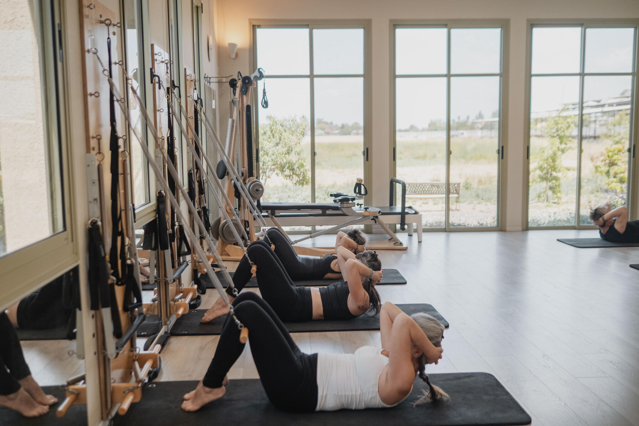 נשים מתאמנות בפילאטיס